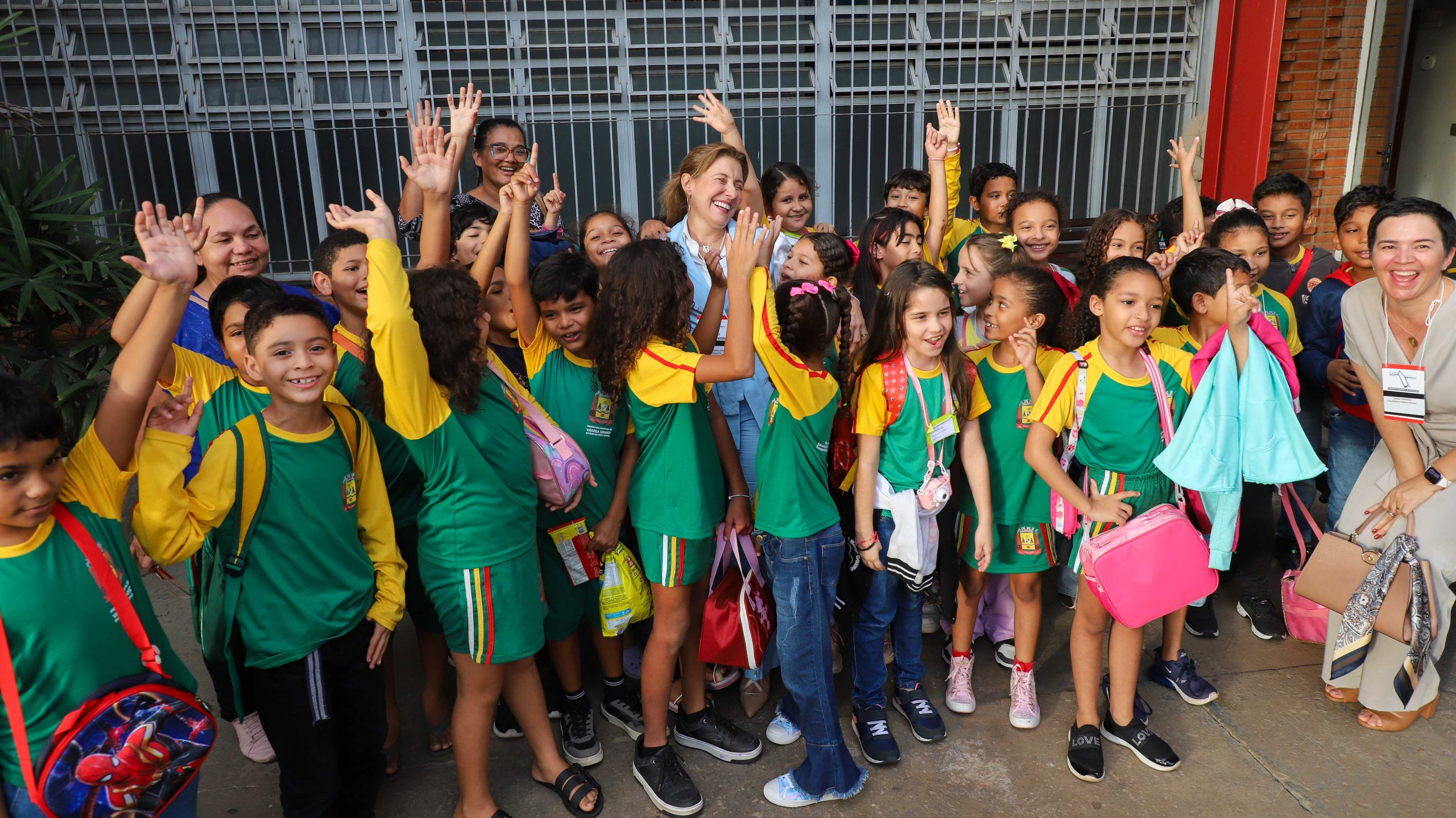 Alunos de Várzea Grande têm experiência cultural em sessão de cinema no Centro de Eventos do Pantanal